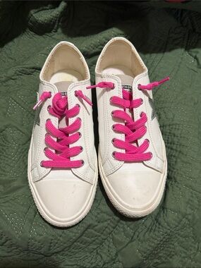 Vintage White Women’s Sneakers with Hot Pink Laces